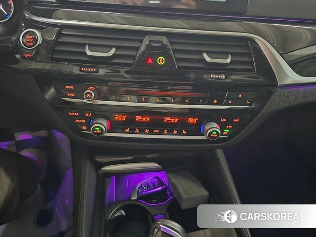 BMW 5 Series (G30) 2018 Черный из Кореи, фото 2