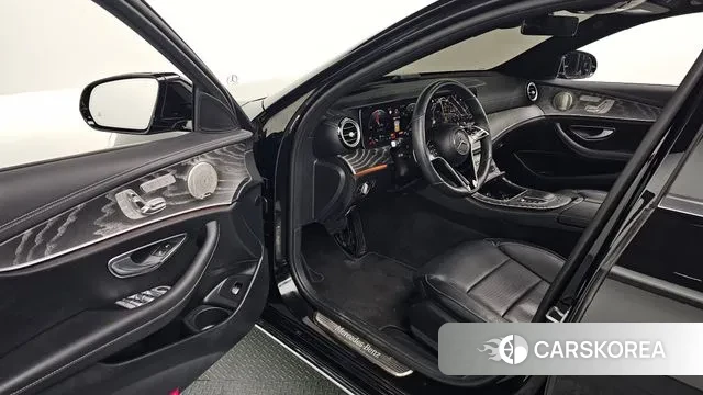 Mercedes-Benz E-Class W213 2023 Черный из Кореи, фото 2