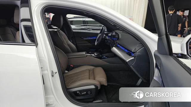 BMW 5 Series (G60) 2025 Белый из Кореи, фото 2