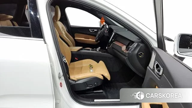 Volvo XC60 second Generation 2024 Белый из Кореи, фото 2