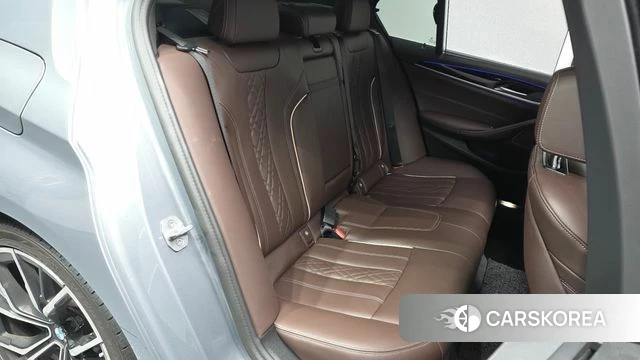 BMW 5 Series (G30) 2023 Серебристо-серый из Кореи, фото 2