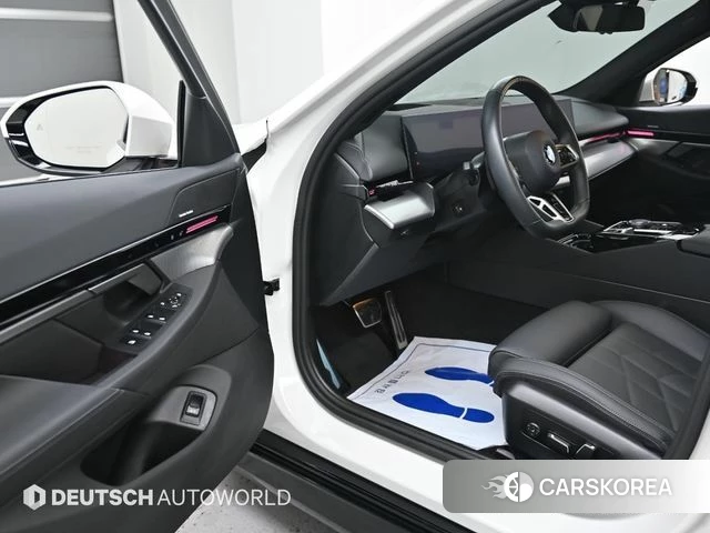BMW 5 Series (G60) 2023 Белый из Кореи, фото 2