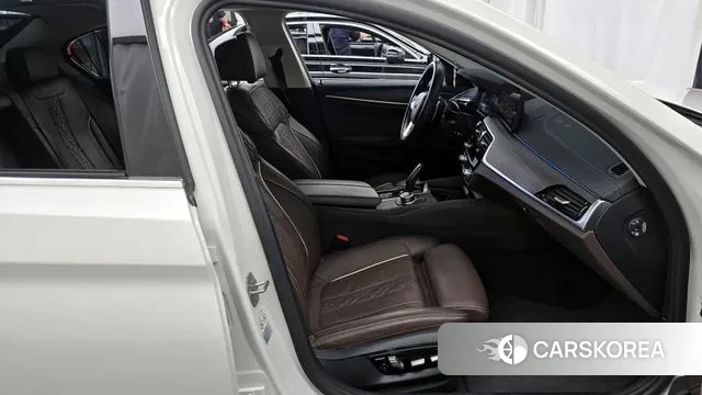 BMW 5 Series (G30) 2022 Белый из Кореи, фото 2