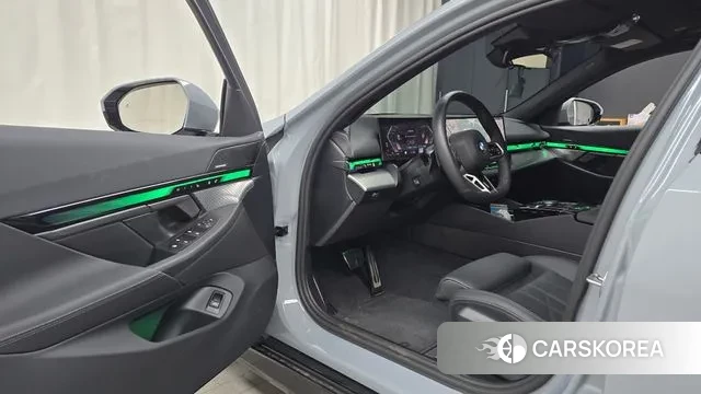 BMW 5 Series (G60) 2025 Серый из Кореи, фото 2