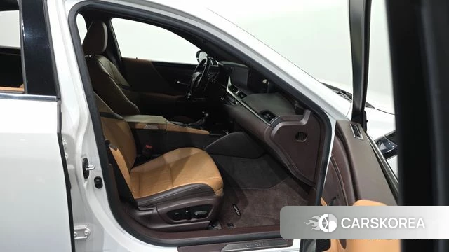Lexus ES300h 7th generation 2020 Белый из Кореи, фото 2