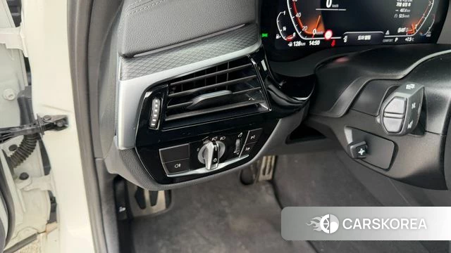 BMW 5 Series (G30) 2023 Белый из Кореи, фото 2