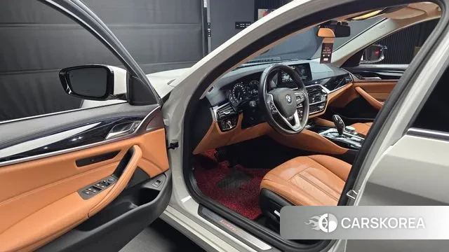 BMW 5 Series (G30) 2018 Белый из Кореи, фото 2