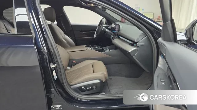 BMW 5 Series (G60) 2023 Черный из Кореи, фото 2