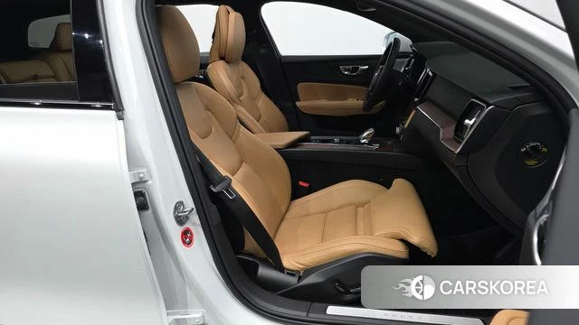 Volvo V60 Cross-Country 2nd Generation 2023 Белый из Кореи, фото 2