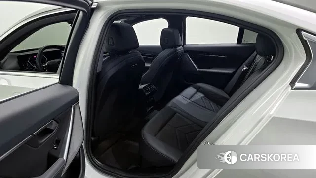 BMW 5 Series (G60) 2023 Белый из Кореи, фото 2