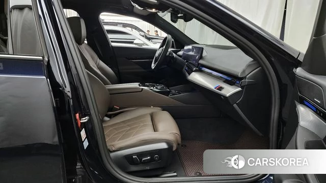 BMW 5 Series (G60) 2023 Черный из Кореи, фото 2