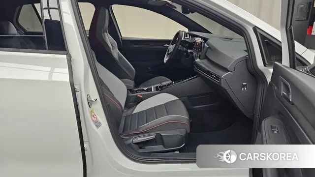 Volkswagen Golf 8th Generation 2024 Белый из Кореи, фото 2