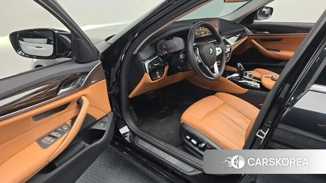 BMW 5 Series (G30) 2022 Черный из Кореи, фото 2