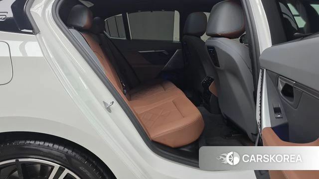 BMW 5 Series (G60) 2025 Белый из Кореи, фото 2
