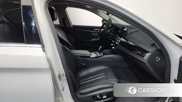 BMW 5 Series (G30) 2018 Белый из Кореи, фото 2