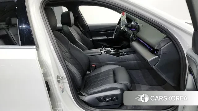 BMW 5 Series (G60) 2023 Белый из Кореи, фото 2