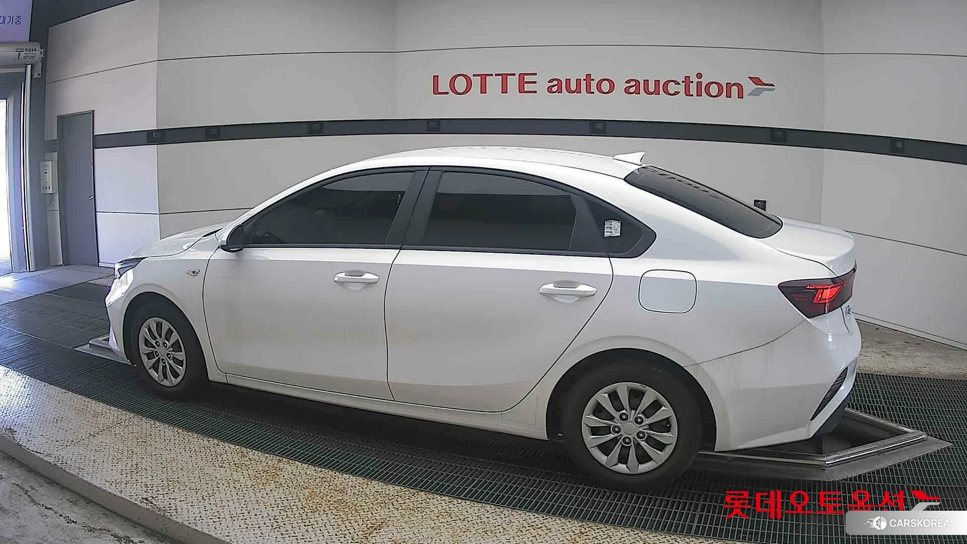 Kia K3 2024 Snow White Pearl из Кореи, фото 2