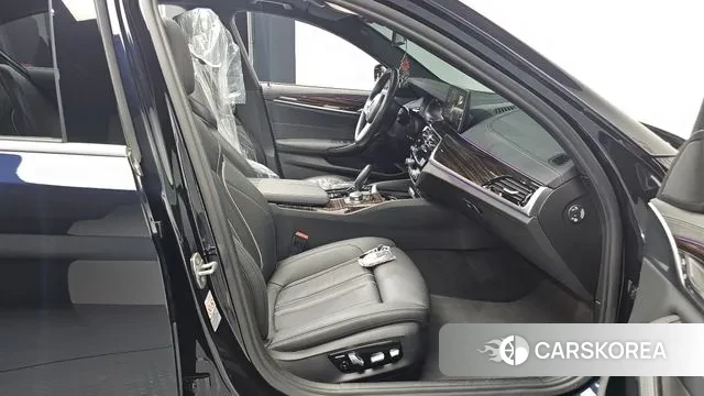 BMW 5 Series (G30) 2022 Черный из Кореи, фото 2