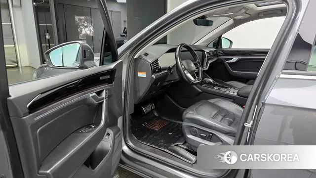 Volkswagen Touareg 3rd generation 2020 Серебристо-серый из Кореи, фото 2