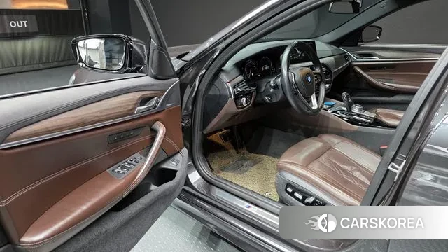 BMW 5 Series (G30) 2018 Серый из Кореи, фото 2