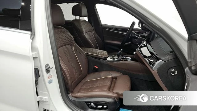 BMW 5 Series (G30) 2023 Белый из Кореи, фото 2