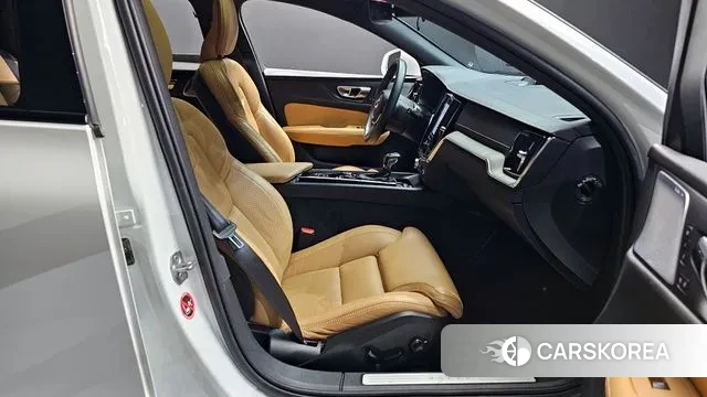 Volvo V60 Cross-Country 2nd Generation 2019 Белый из Кореи, фото 2