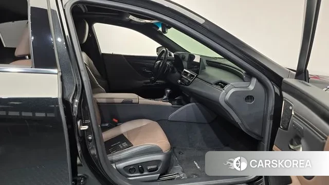 Lexus ES300h 7th generation 2023 Черный из Кореи, фото 2