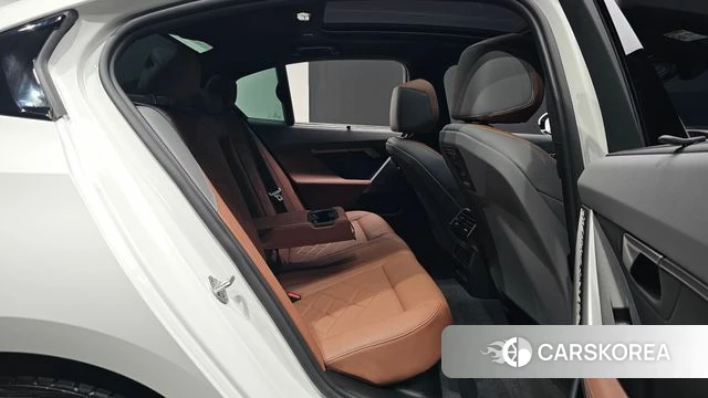 BMW 5 Series (G60) 2025 Белый из Кореи, фото 2