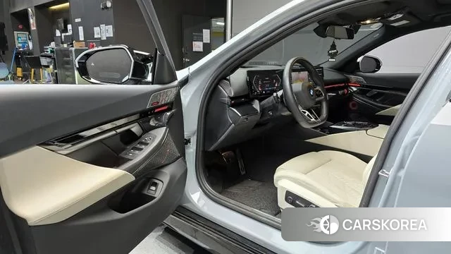 BMW 5 Series (G60) 2024 Небесно-голубой из Кореи, фото 2