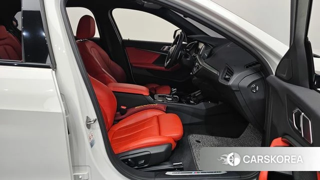 BMW 1 Series (F40) 2021 Белый из Кореи, фото 2