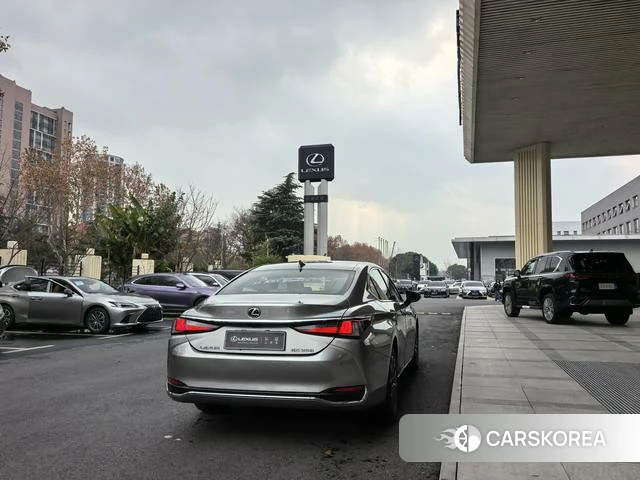 Lexus ES 2024 Серебристо-серый из Китая, фото 2