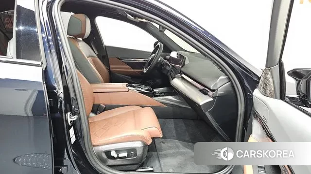 BMW 5 Series (G60) 2024 Черный из Кореи, фото 2