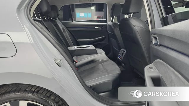 Volkswagen Golf 8th Generation 2025 Серебристо-серый из Кореи, фото 2