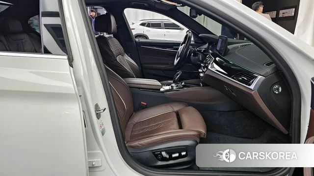 BMW 5 Series (G30) 2022 Белый из Кореи, фото 2