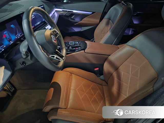 BMW 5 Series (G60) 2023 Черный двухцветный из Кореи, фото 2