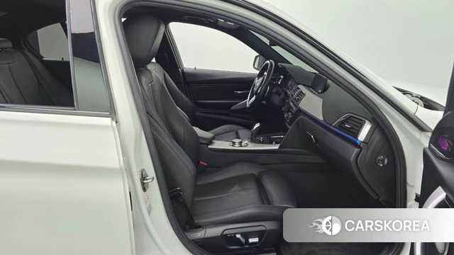 BMW 3 Series (F30) 2018 Белый из Кореи, фото 2