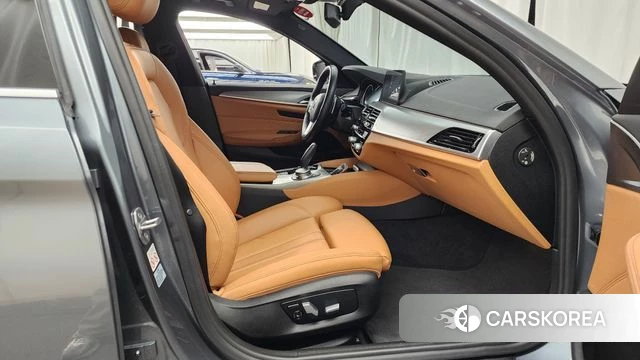BMW 5 Series (G30) 2018 Серебристо-серый из Кореи, фото 2