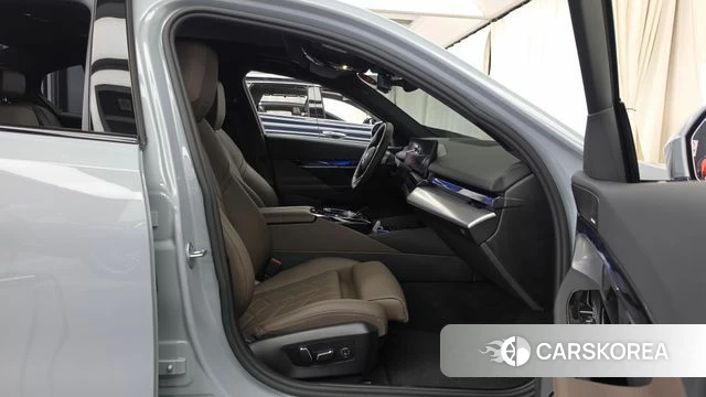 BMW 5 Series (G60) 2025 Цвет галактики из Кореи, фото 2