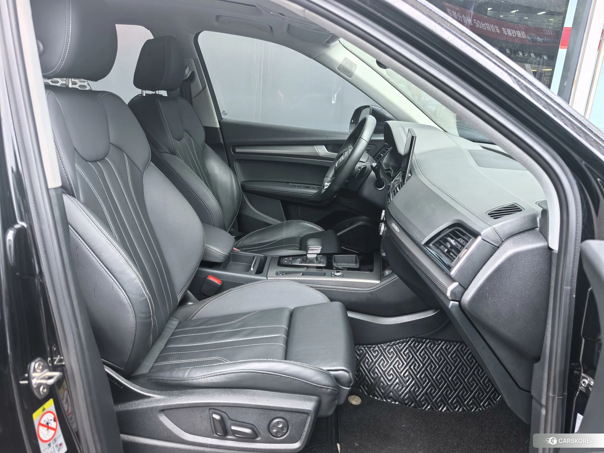Audi Q5L 2021 Черный из Китая, фото 2