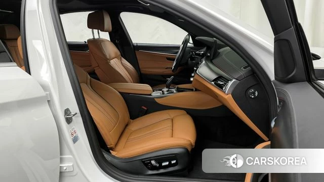 BMW 5 Series (G30) 2022 Белый из Кореи, фото 2