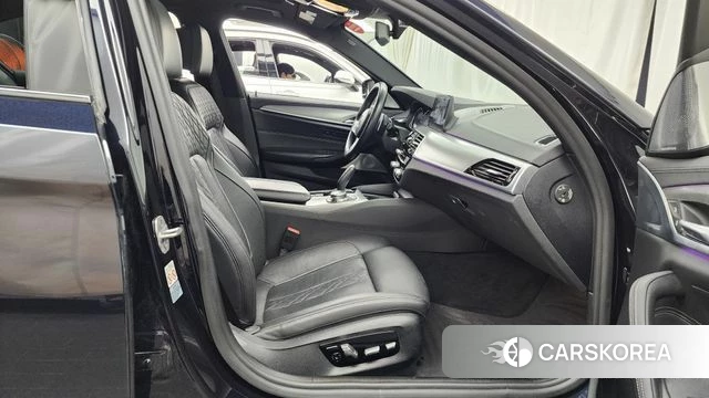 BMW 5 Series (G30) 2018 Черный из Кореи, фото 2
