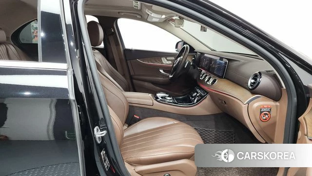 Mercedes-Benz E-Class W213 2018 Черный из Кореи, фото 2