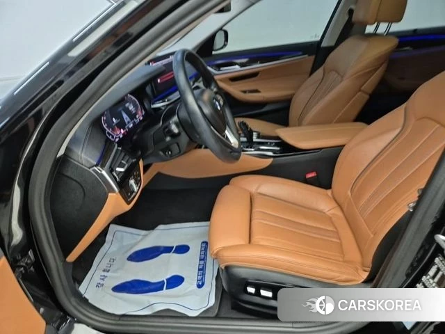 BMW 5 Series (G30) 2023 Черный из Кореи, фото 2