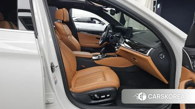 BMW 5 Series (G30) 2021 Белый из Кореи, фото 2