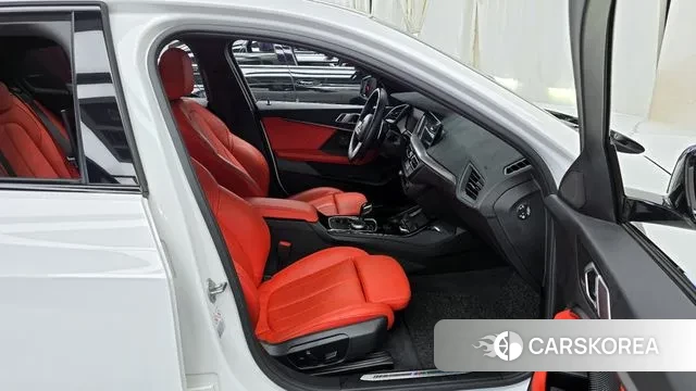 BMW 1 Series (F40) 2021 Белый из Кореи, фото 2