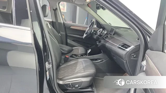 BMW X1 (F48) 2021 Черный из Кореи, фото 2