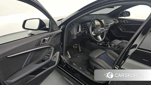 BMW 1 Series (F40) 2024 Черный из Кореи, фото 2