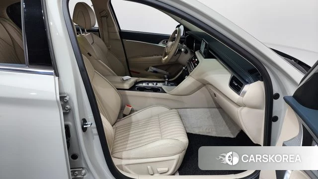 Genesis The New G70 2023 Песочный из Кореи, фото 2