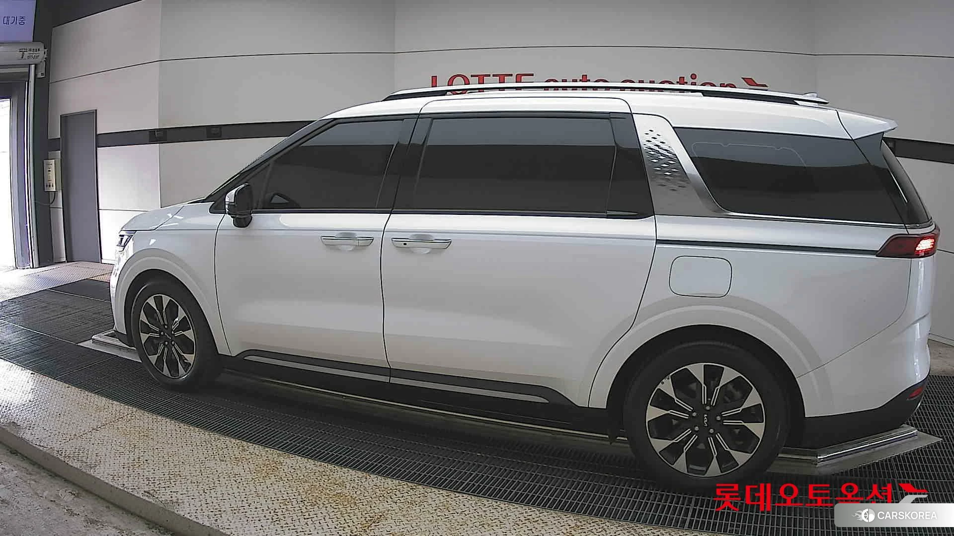 Kia Carnival 2023 Белый из Кореи, фото 2