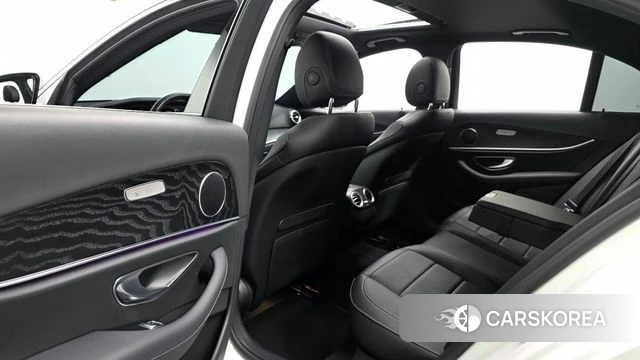 Mercedes-Benz E-Class W213 2023 Белый из Кореи, фото 2